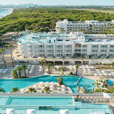Luxusný hotel na Malorke na pláži.