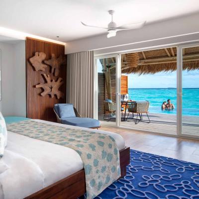 Luxusná izba vo vilke na Maldivách.