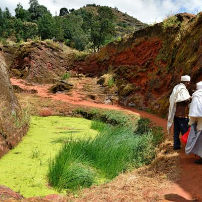 Traja pútnici v Lalibele v Etiópii.