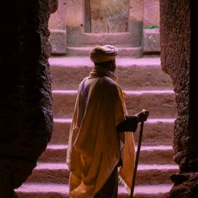 Pútnik pred kostolom v Lalibele v Etiópii.