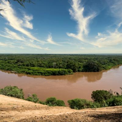 Hnedá rieka Omo a okolitá bujná zeleň v Etiópii.