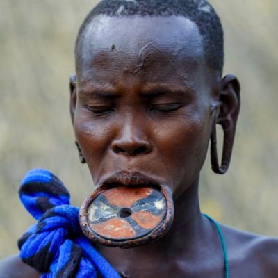 Muž z kmeňa Mursi s natiahnutou spodnou perou.