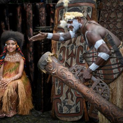 Dievčina a muž pri tradičnom ceremoniáli v údolí Omo v Etiópii.