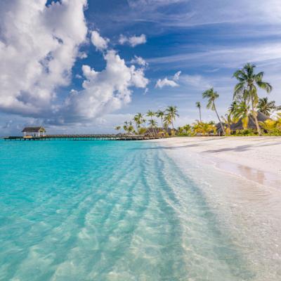 Piesková pláž a tyrkysové more hotela Sun Siyam Iru Veli. Maldivy.