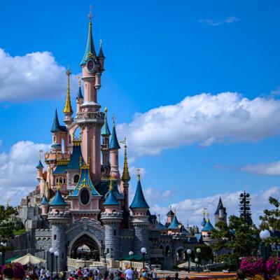 Zámok Šípkovej Ruženky v Disneylande a návštevníci počas dňa.