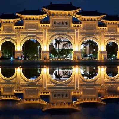 Vysvietené námeste Liberty v Taipei po zotmení.