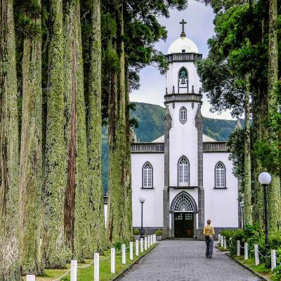 Biely kostol v Lagoa das 7 Cidades na Azoroch.
