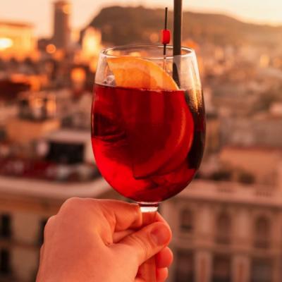 Pohár so sangriou v Barcelone.