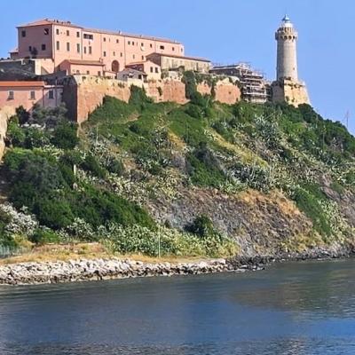 Pevnosť na kopci a more. Elba