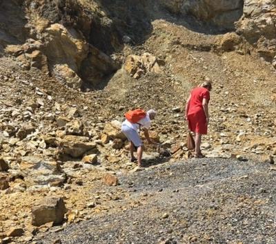 Turisti zbierajú hematity v bani na Elbe.
