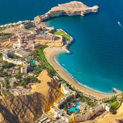 Pobrežie a hotel Shangri-La Barr Al Jissah - Al Waha v Ománe.