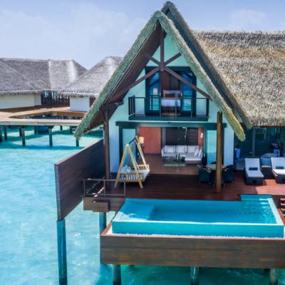 Vilka nad vodou s bazénom na Maldivách.