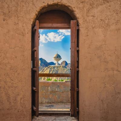 Pohľad cez dvere na kadidlovú nádobu v meste Muscat.