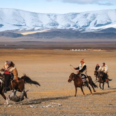 Skupina mužov na koňoch v Mongolsku.