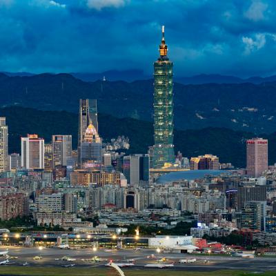 Taipei 101 v časti Xinyi district, letisko Songshan Airport a Slonia hora v pozadí v Taipei.