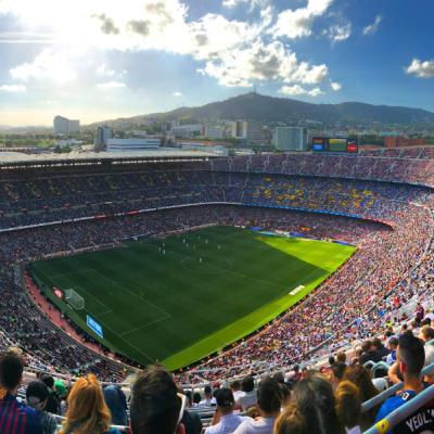 Štadión Camp Nou s ľudmi v Barcelone.