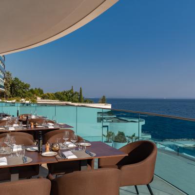 Vonkajšia časť reštaurácie v hoteli Hilton Rijeka Costabella Beach Resort & Spa