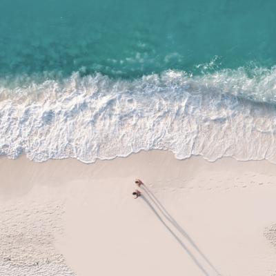 Piesková pláž a tyrkysové more v Spojených arabských emirátoch.