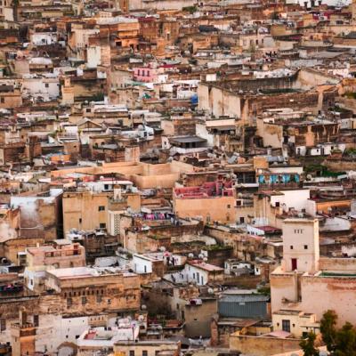 Domy v historickom meste Fez v Maroku počas dňa.