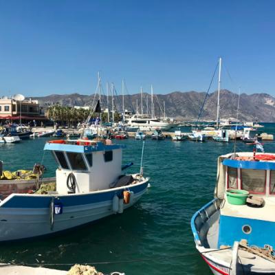 Farebné drevené lode v prístave na ostrove Kos.