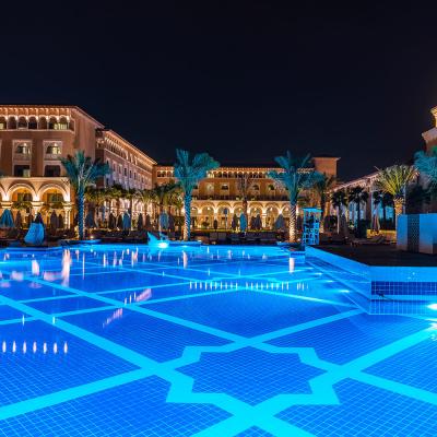 Vysvietený hotel a bazén v Rixose v  Spojených arabských emirátoch.