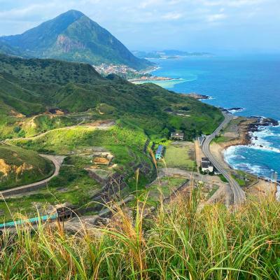 Exotické pobrežie Taiwanu so zelenými kopcami a more.