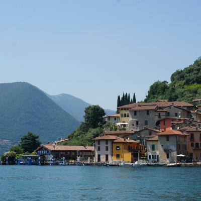 Domy na ostrove Monte Isola.