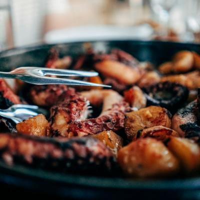 Chobotnica ako chorvátska špecialita na tanieri.