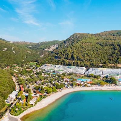 Hotelová budova a bazén v Rabace.