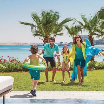 Rodina na dovolenke pri mori v Emirátoch.