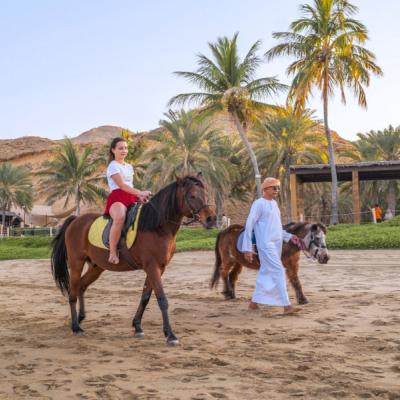 Jazda na koni na pláži pred hotelom Shangri-La Barr Al Jissah - Al Waha.
