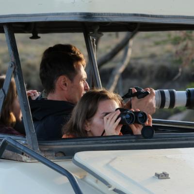 Skupina ľudí v džípe na safari.