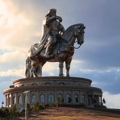 Socha Džingischána na konci na budove v Ulanbátare v Mongolsku.