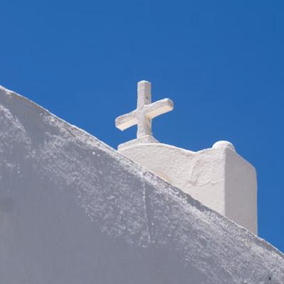 Biely kostol s krížom a modré nebo na ostrove Kos.