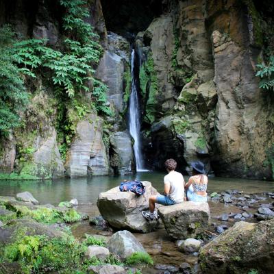 Vodopád a dvaja ľudia na Azoroch.