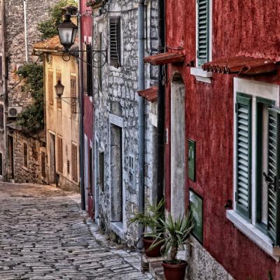 Kamenná ulička a farebné domy. Chorvátsko.