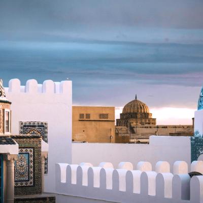 Modré kupoly v tuniskom meste Kairouan.