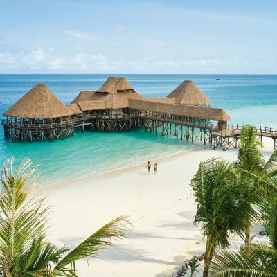 Drevené mólo s reštauráciou a tryksové more na ostrove Zanzibar.