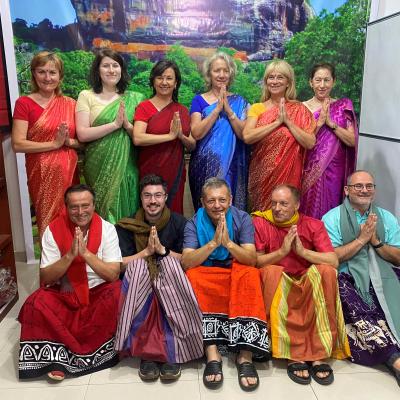 Skupina ľudi oblečená do sárí na ostrove Srí Lanka.