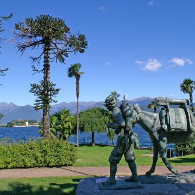 Lake Maggiore a socha muža s oslíkom.