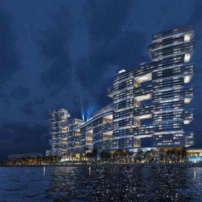 Vysvietená budova hotela Atlantis The Royal v Dubaji.