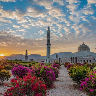 Mešita sultána Qaboosa v Musacte pri západe slnka.