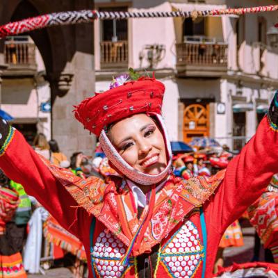 Žena v červenom klobúčiku počas festivalu.