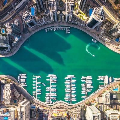 Dubajské mrakodrapy a vodná lagúna v Dubai Marina.