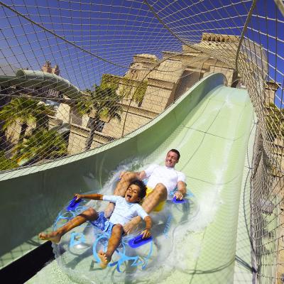 Otec so synom na kolese na tobogane v Dubaji.