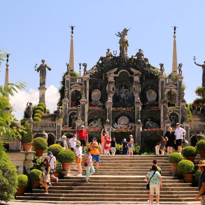Krásne záhrady a turisti na ostrove Isola Bella. Taliansko