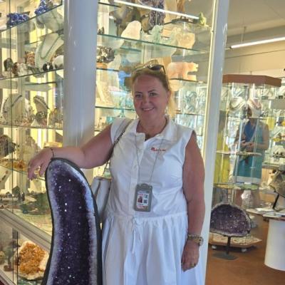 Slávka v obchode s minerálmi na Elbe.