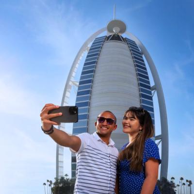 Pár pred hotelom Burj Al Arab v Dubaji.
