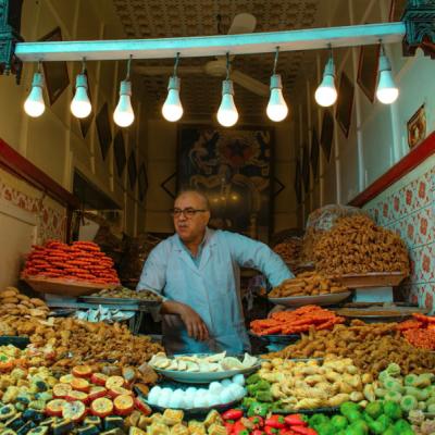 Predajca sladkých koláčikov na trhu vo Feze.