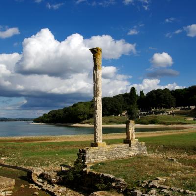 Národný park Brijuni s antickými stĺpmi pri pobreží.